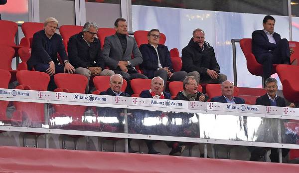 Die VIP-Tribüne des FC Bayern war eng zusammengerückt.