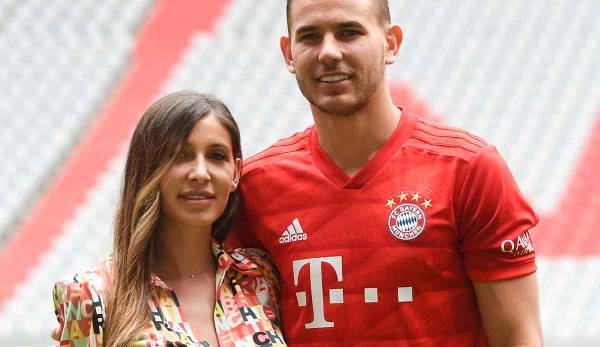 Lucas Hernandez und Amelia de la Ossa Lorente nach seinem Wechsel 2019 zum FC Bayern München.