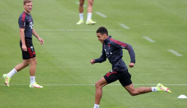 Jamal Musiala (r.) beim Training der Bayern mit Joshua Kimmich.