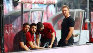 Das Analystenteam des FC Bayern um Benjamin Glück (2.v.l.) soll angeblich Opfer einer Spuckattacke geworden sein.
