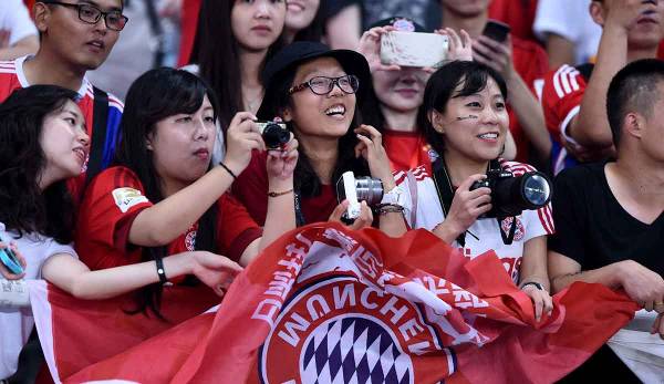 Fans des FC Bayern München bei der China-Reise 2015.