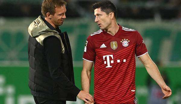 Bayern-Trainer Julian Nagelsmann (l.) geht vom Verbleib seines Torjägers Robert Lewandowski aus.
