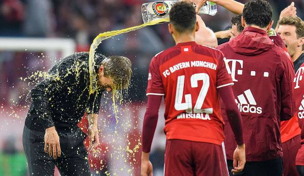 Weißbierdusche für Bayern-Trainer Julian Nagelsmann nach dem Gewinn der Deutschen Meisterschaft am Samstagabend.