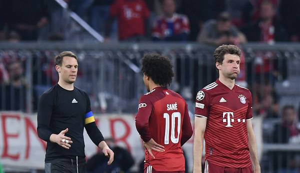 Die Vertragsverlängerungen von Thomas Müller und Manuel Neuer galten als Formsache - nun könnten sie ins Stocken geraten.