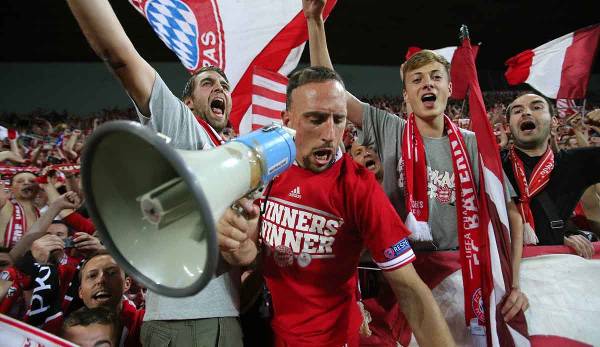 Player on the megaphone: After the win, Franck Ribery celebrated with the fans in the corner.