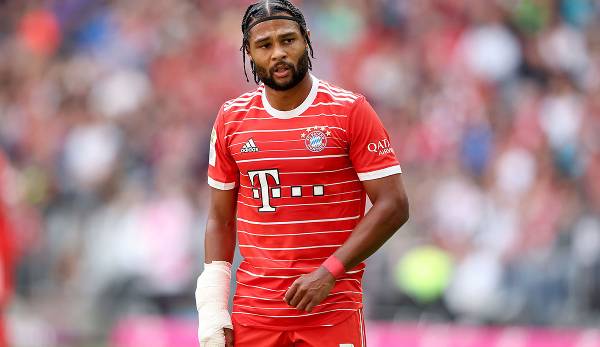 Serge Gnabry is one of four Bayern players with a bandaged hand.