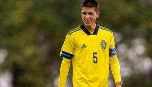 Mit 16 Jahren ist der Sohn einer Schwedin und eines Peruaners bei der U19 gesetzt. Bayern-Legendenspieler Claudio Pizarro kümmert sich um den hochveranlagten Spieler, der sich für Schweden entschieden hat, aber auch von Peru umworben wird.