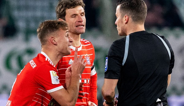 Most recently in Wolfsburg: Joshua Kimmich and Thomas Müller discuss with referee Harm Osmers.