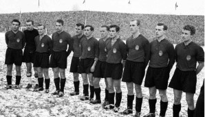 Die DFB-Pokalsieger von 1957 (v.l.): Hans Bauer, Arpad Fazekas, Siegfried Manthey, Willi Knauer, Thomas Mayer, Gerhard Siedl, Kurt Sommerlatt, Werner Huber, Rudi Jobst, Ludwig Landerer, Peter Velhorn.