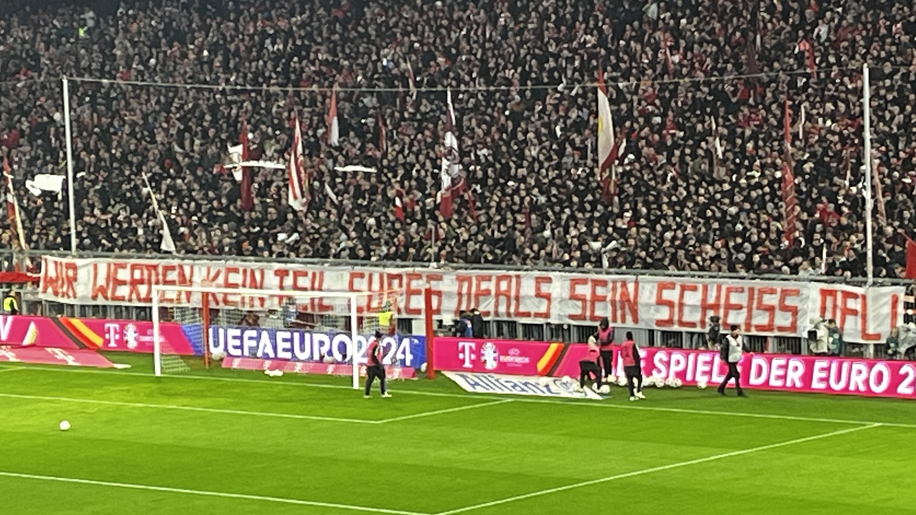 Protest, FC Bayern, VfB Stuttgart, DFL, Scheiss DFL