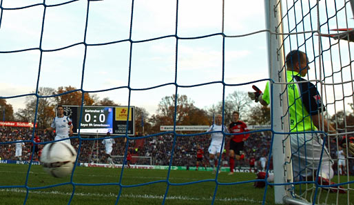KSC-Keeper Markus Miller kassierte gegen Bayer Leverkusen schon nach 31 Sekunden das 0:1