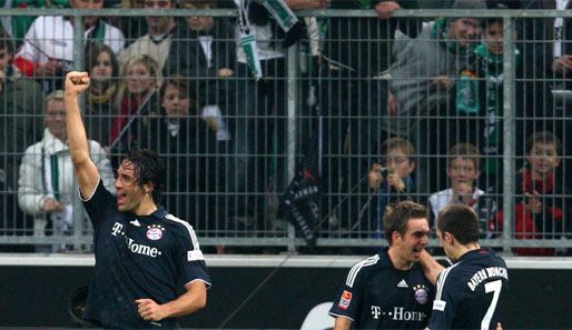 Luca Toni bejubelt mit Phillipp Lahm und Franck Ribery seinen Treffer zum 1:0