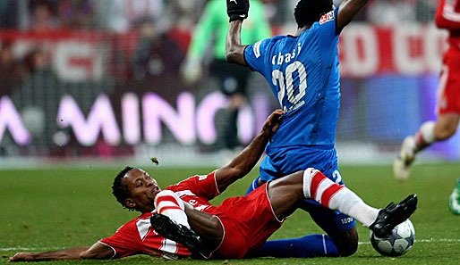 Ze Roberto (li.) stoppt Chinedu Obasi. Am Ende siegte der FC Bayern knapp mit 2:1