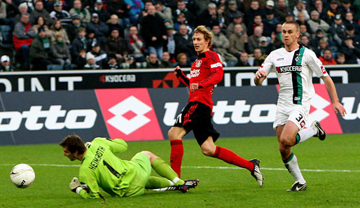 Das 1:0 für Leverkusen: Kießling bezwingt Heimeroth, Daems kommt zu spät