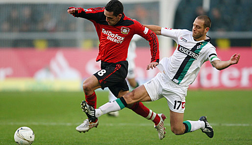 Gladbachs Patrick Paauwe (re.) kann Leverkusens Renato Augusto nicht vom Ball trennen