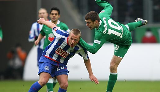 Der Herthaner Patrick Ebert traf im Mittelfeld immer wieder auf Wolfsburgs Zvjezdan Misimovic