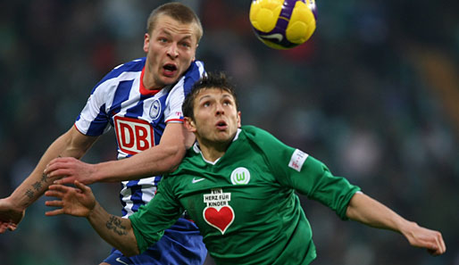 Wolfsburgs Sergej Karimow hatte den Herthaner Patrick Ebert auf der linken Seite gut im Griff
