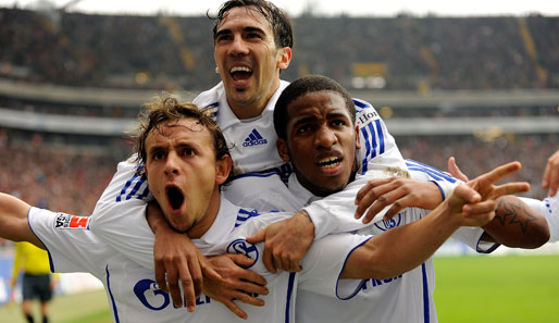 Rafinha, Sanchez und Farfan (v.l.) freuen sich über den ersten Auswärtssieg im Jahr 2009