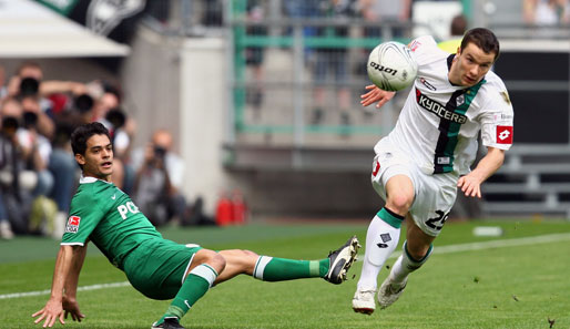 Wolfsburg gewann gegen gut aufspielende Gladbacher mit 2:1 (hier Baumjohann (r.) und Josue)