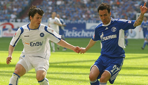 Das Spiel zwischen Schalke und dem KSC war von vielen harten Zweikämpfen geprägt