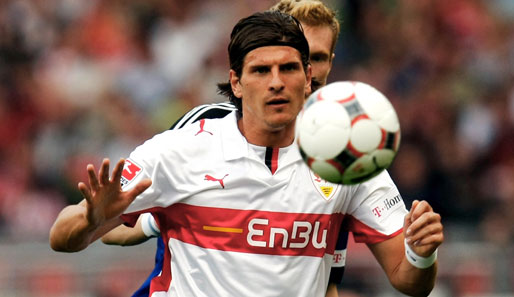 Gomez behauptet den Ball gegen Jansen - Der Stürmer traf in der Nachspielzeit