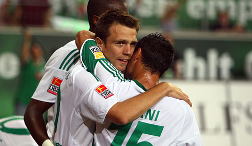 Misimovic lässt sich von den Kollegen feiern: Per Traumtor brachte Zwetschge Wolfsburg mit 1:0 in Führung