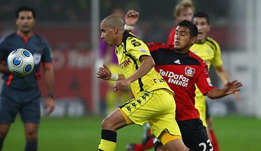 Dortmunds Mohamed Zidan (vorne) im Duell mit Leverkusens Arturo Vidal