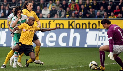 Ist Claudio Pizarro fit, wird er auch diesmal wieder die Dortmunder Abwehr beschäftigen