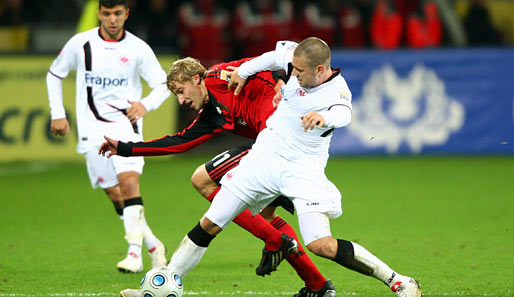 Bayer-Stürmer Stefan Kießling (Mitte) traf gegen Eintracht Frankfurt zum achten Mal im zwölften Spiel
