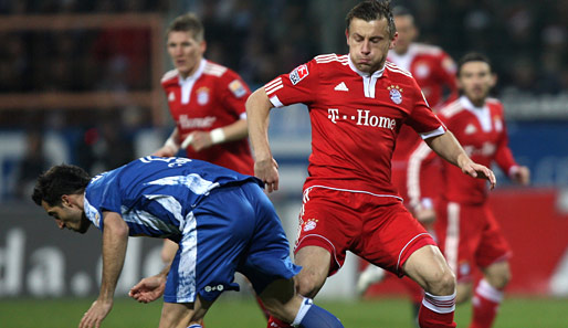 Kniefall vor den Bayern? Bochums Matias Concha (l.) verliert den Ball gegen Ivica Olic