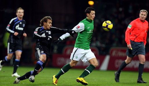 Mesut Özil (2.v.r.) von Werder Bremen fand gegen defensive Schalker keine Mittel