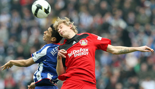 Leverkusens Stefan Kießling (r.) ist mit zwölf Toren Führender der Bundesliga-Torschützenliste
