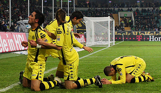 Dortmunds Lucas Barrios (l.) feiert seinen zweiten Treffer gegen den VfL Wolfsburg