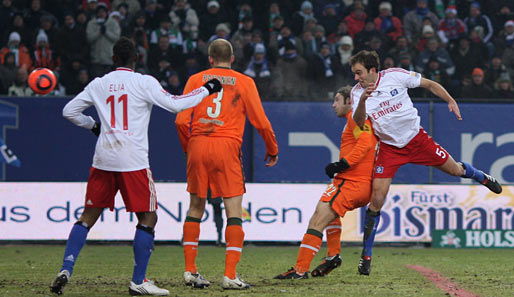 Joris Mathijsen köpft energisch zum 1:0 für den Hamburger SV ein