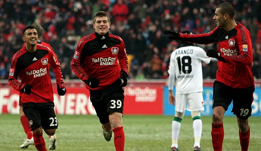 Toni Kroos (M.) erzielte seine Saisontreffer fünf und sechs für Bayer Leverkusen