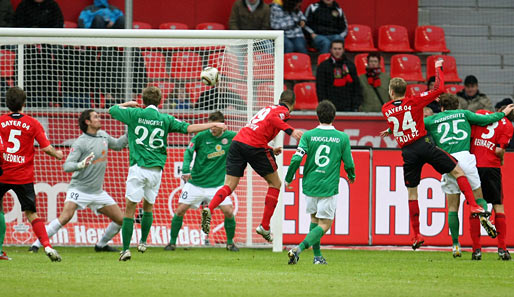 Mit diesem Kopfball erzielte Michal Kadlec (Nr. 24) den 1:1-Ausgleich für Leverkusen
