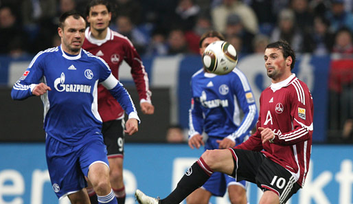 Albert Bunjaku (r.) und der 1. FC Nürnberg stellten Schalke 04 und Heiko Westermann vor Probleme