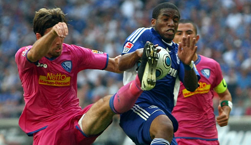 Im Hinspiel fertigte Jefferson Farfan (M.) mit Schalke die farblich fragwürdigen Bochumer mit 3:0 ab