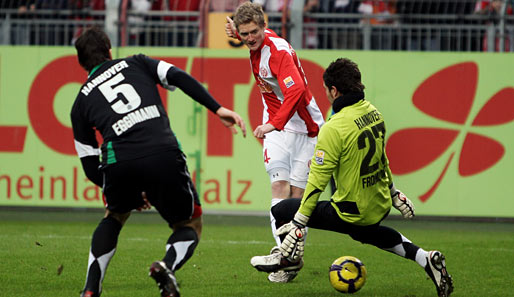 Andre Schürrle netzt durch die Beine von Florian Fromlowitz zur 1:0-Führung für Mainz