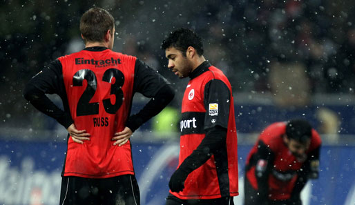 Frankfurts Marco Russ (l.) haderte gegen den 1. FC Köln mit dem Wetter
