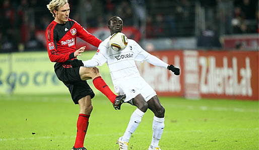 Sami Hyppiä (l.) räumte hinten auf und erzielte vorne das 3:0 gegen Freiburg
