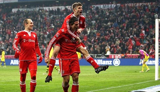 Arjen Robben und Thomas Müller feiern mit Mario Gomez den Treffer zum 3:1