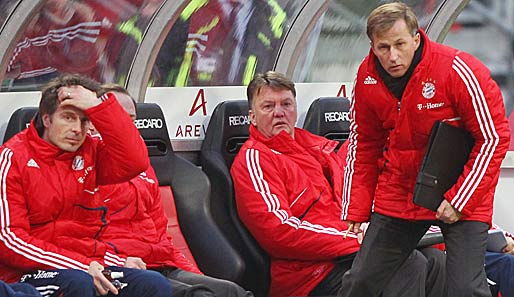Bayern-Trainer Louis van Gaal (M.) sorgt mit seiner Sicht der Dinge für Verwunderung
