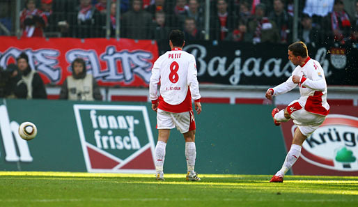 Mit diesem Freistoß erzielte Lukas Podolski nach 1425 Minuten mal wieder ein Bundesliga-Tor für Köln