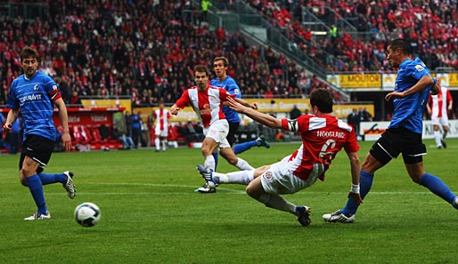 Kapitän Tim Hoogland (2. v. r.) erzielte beim 3:0 im Hinspiel zwei Tore für den FSV Mainz