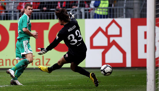 Edin Dzeko (l.) sorgte mit seinem späten Doppelpack für den Auswärtssieg des VfL Wolfsburg