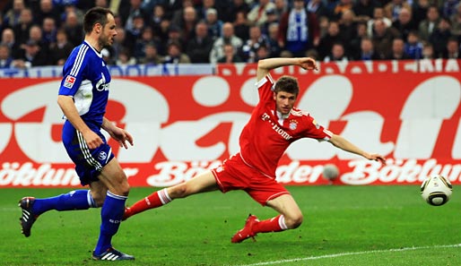 Thomas Müller (r.) erzielte im Fallen das 2:0 für Bayern auf Schalke. Westermann schaut zu