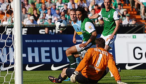 Werders Claudio Pizarro (M.) erzielte in der ersten Hälfte einen Doppelpack gegen Gladbach