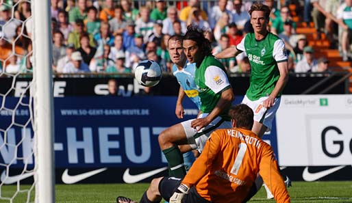 Werder Bremen - Gladbach: Pizarro stand in seinem ersten Spiel nach seiner Rückkehr gleich goldrichtig