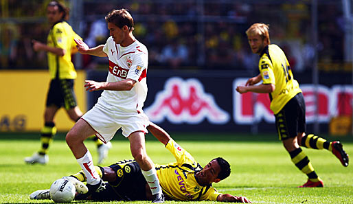 Borussia Dortmund - VfB Stuttgart 1:1: Lucas Barrios mit einer Grätsche gegen Stuttgarts Alexander Hleb